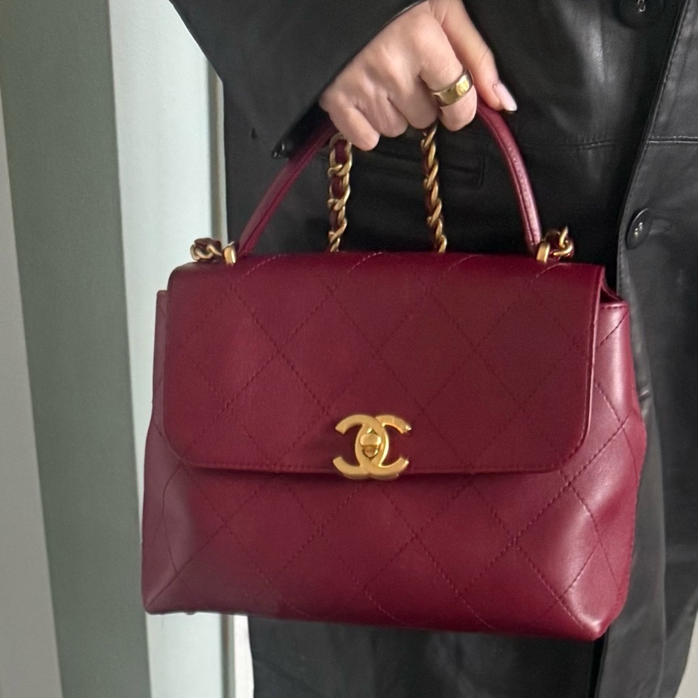 🔥2025 CHANEL RARE Burgundy Shoulder Flap Bag with Gold Hardware - Picture 9 of 9